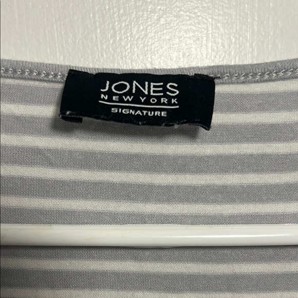 Jones New York Gray and White Relaxed Short Sleeve Tee - Picture 2 of 4